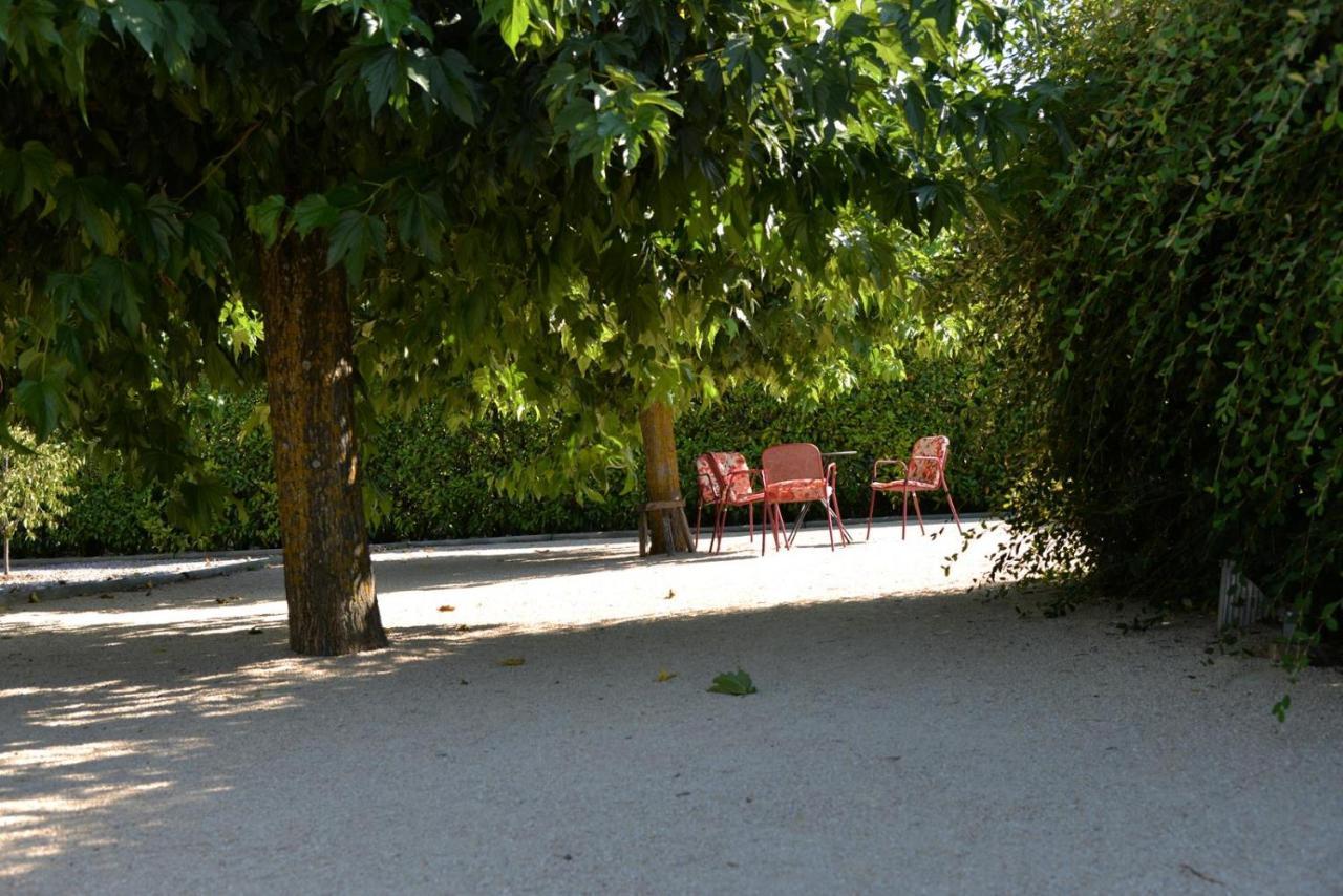 Domaine Des Ecureuils Bed and Breakfast Carpentras Exteriör bild